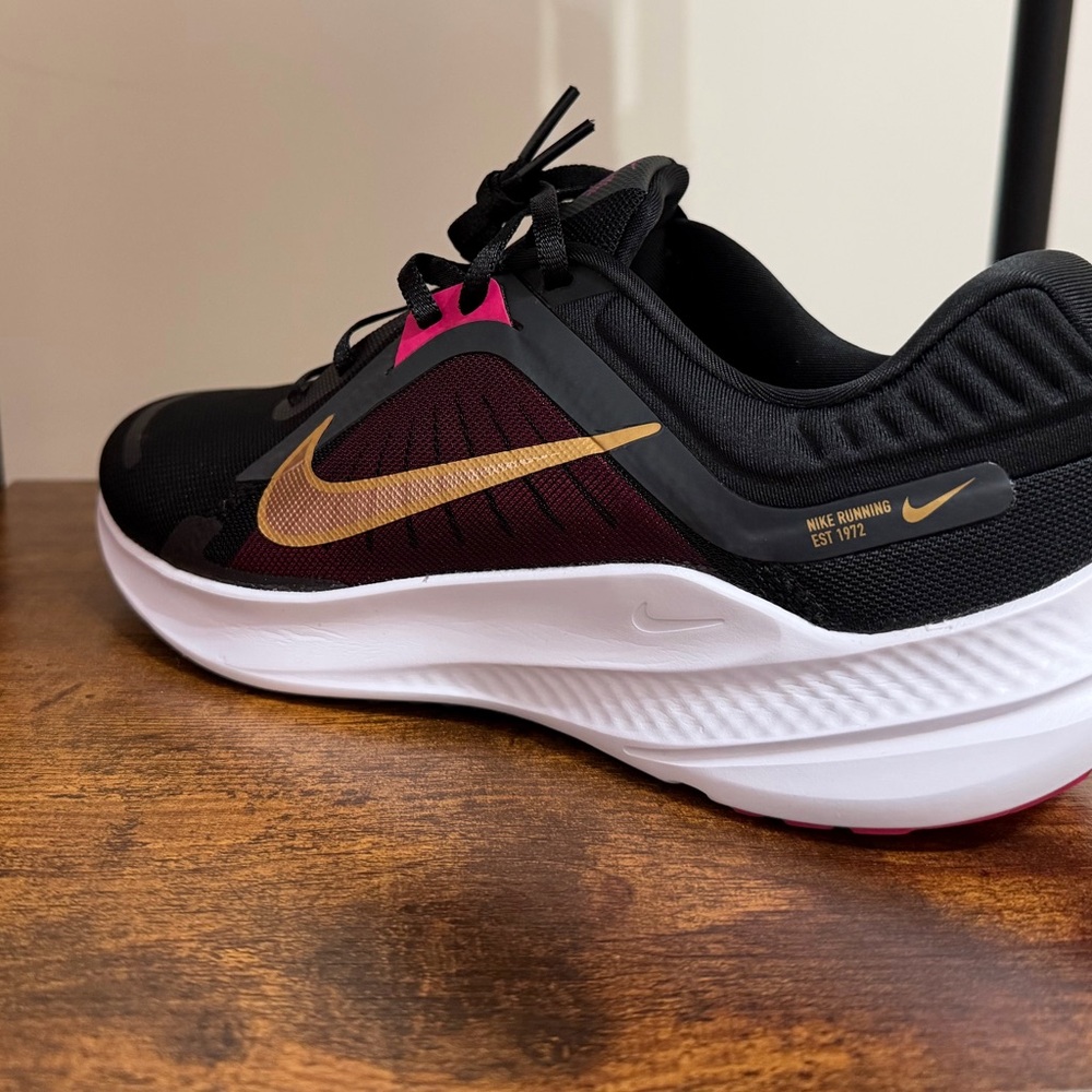 Nike Women's Black and Metallic Gold Athletic Shoes New in Box Size 8 - Picture 10 of 13